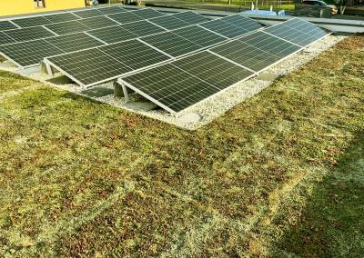 Extenzívna zelená strecha so solárnymi panelmi