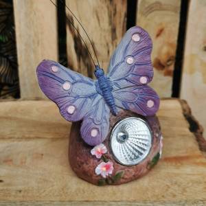 Solárna dekorácia motýľ na kameni